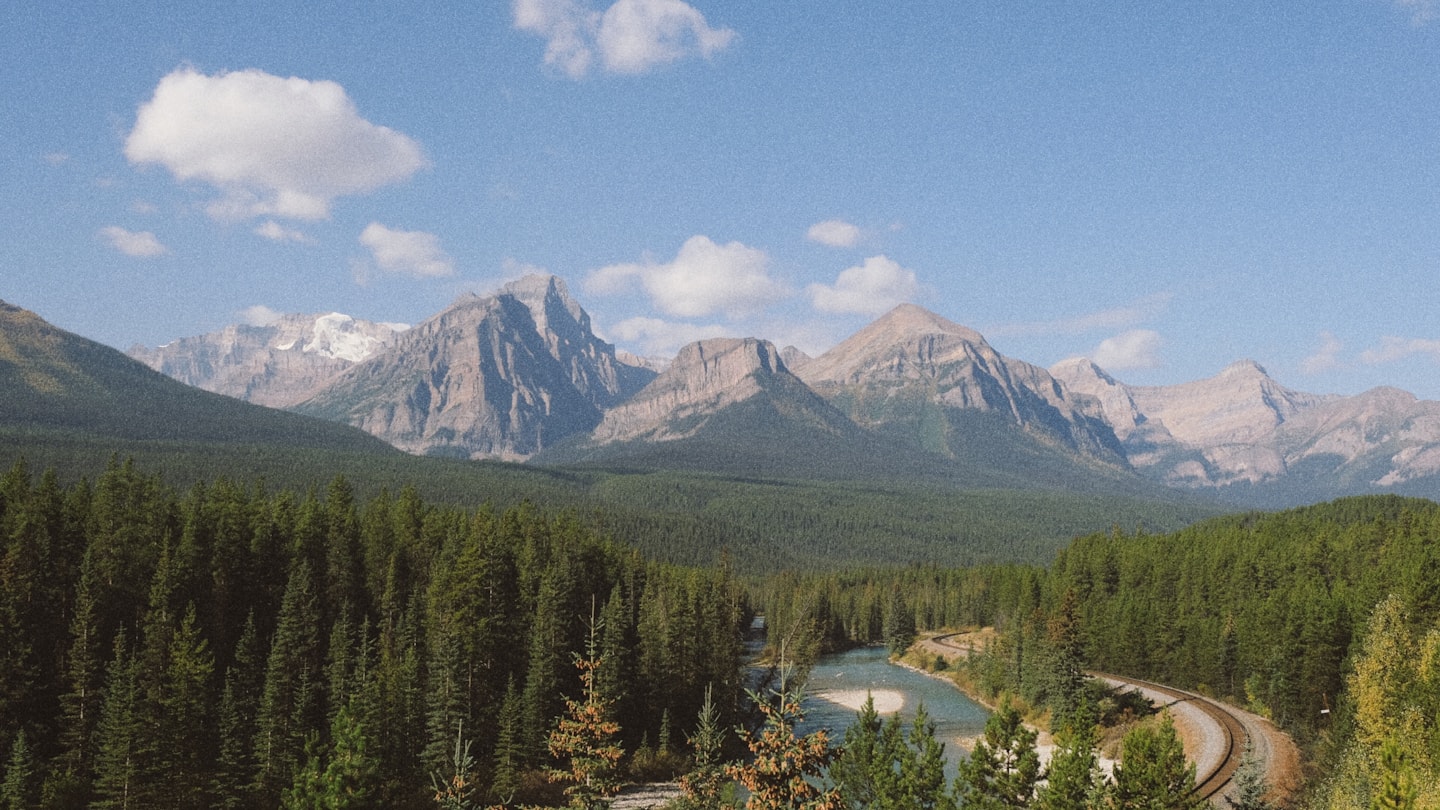 Photo d'ambiance d'une forêt, d'une rivière et de montagnes